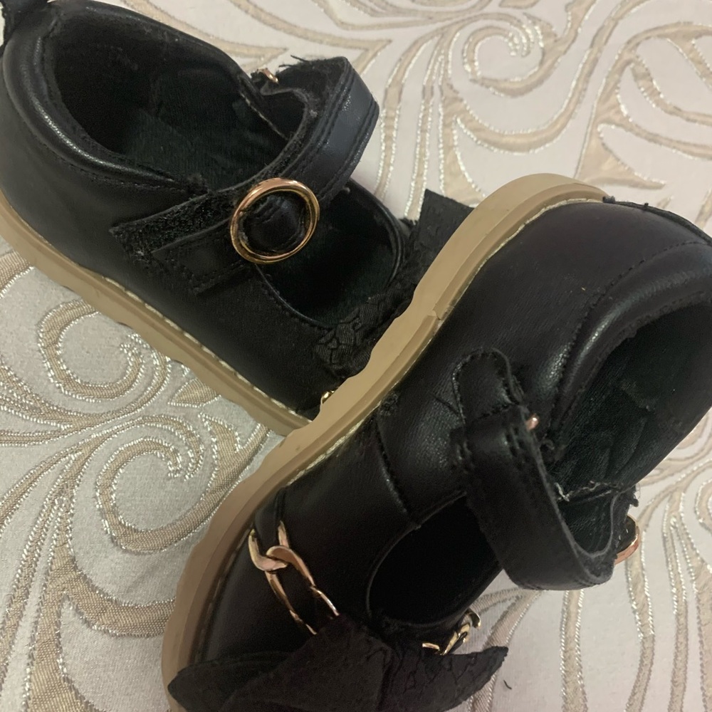Shoes for baby girl size 6 - Picture 3 of 4